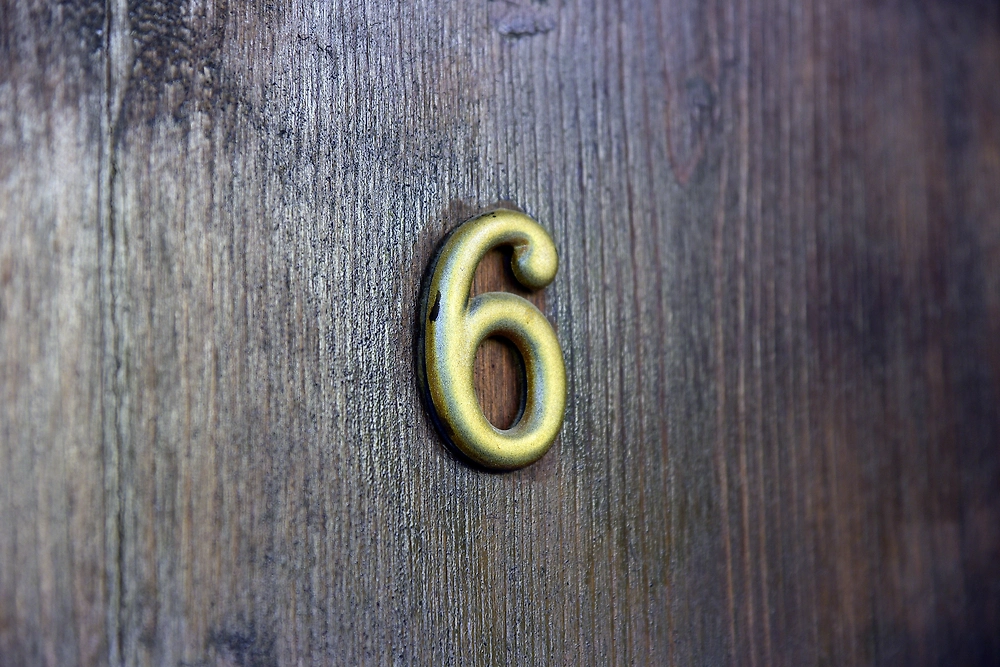 Какой номер квартиры принесёт удачу в год Лошади 2026. Фото © Shutterstock / FOTODOM / FunnyLemon