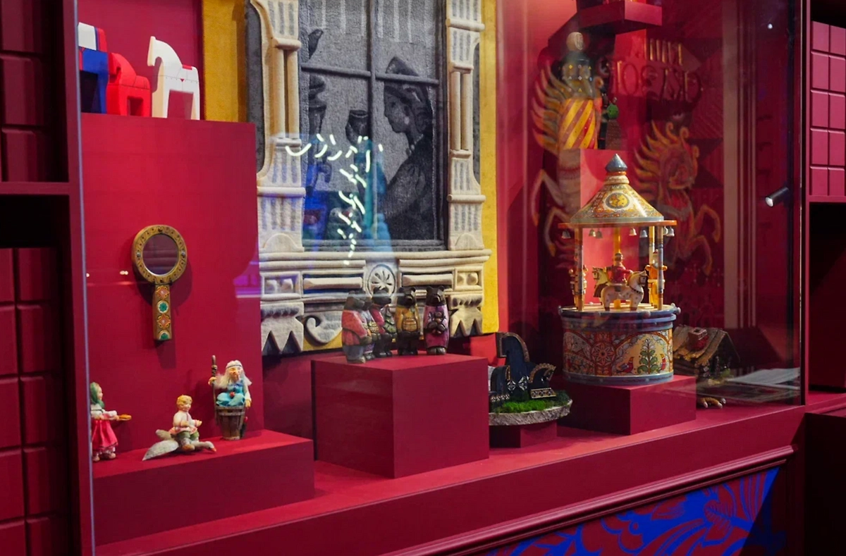 Выставка «Книга сказок». Фото © Life.ru