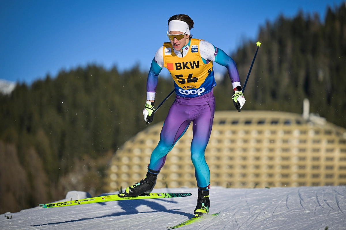 Российский лыжник Савелий Коростелев. Обложка © ТАСС / GIAN EHRENZELLER / EPA