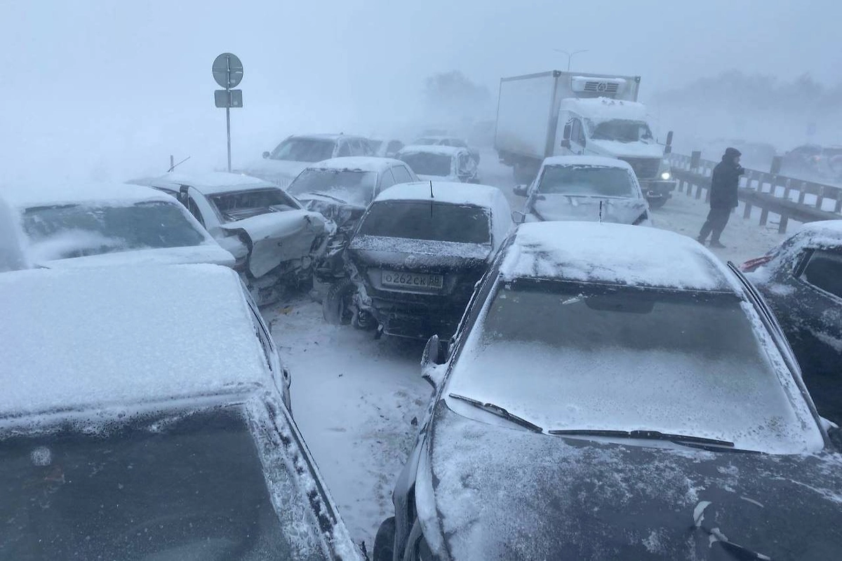 В Пензенской области произошло массовое ДТП с 25 машинами, пострадал ребёнок. Обложка © Telegram / Госавтоинспекция Пензенской области