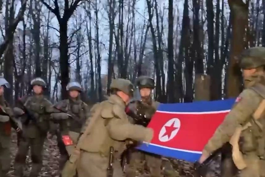 Боевые друзья из КНДР разминировали Курское приграничье и вернулись домой. Обложка © Telegram / Александр Хинштейн