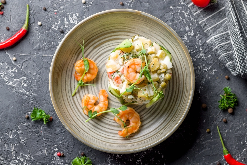 Оливье с креветками — как приготовить. Фото © Shutterstock / FOTODOM / SnapFocus