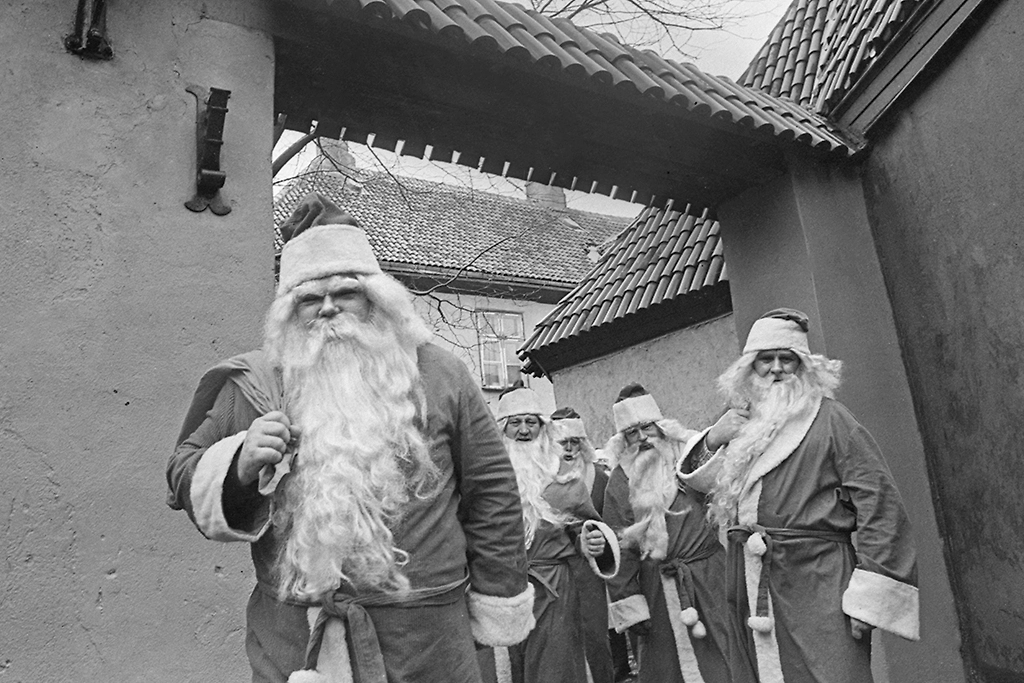 В новогодний сезон 1978-го эта банда Дедов Морозов наводила ужас на все зажиточные дома Москвы. Фото © ТАСС / П. Венделин