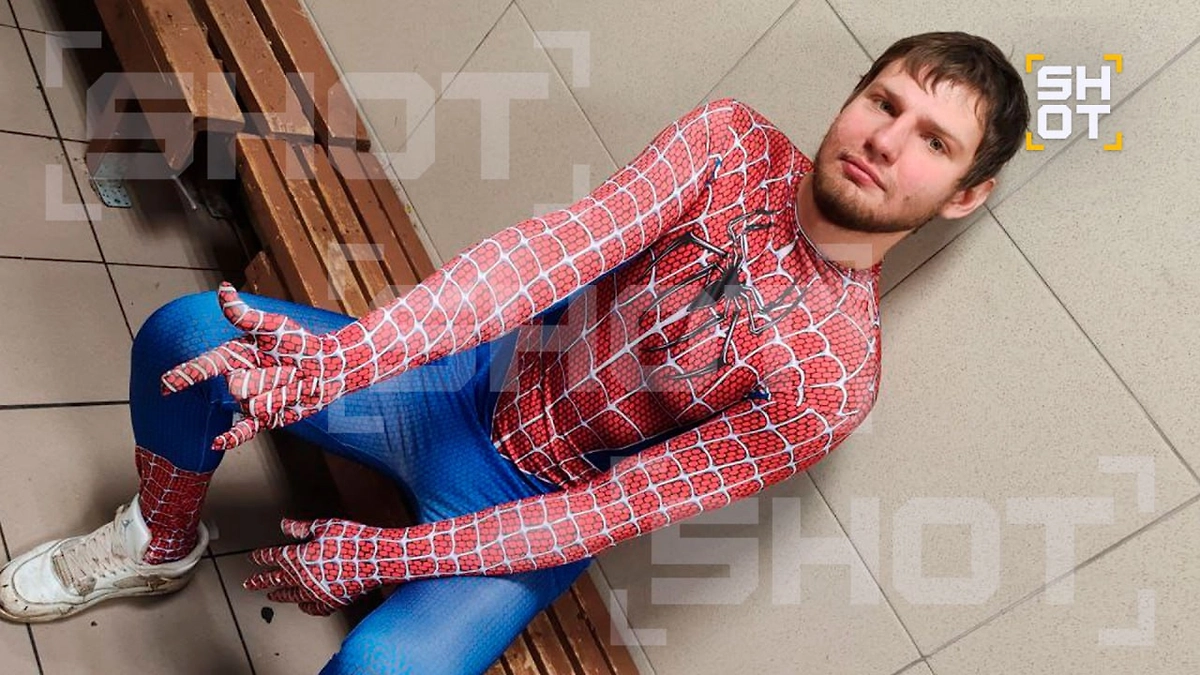 Человек-паук, который дежурил у здания Верховного суда. Фото © SHOT