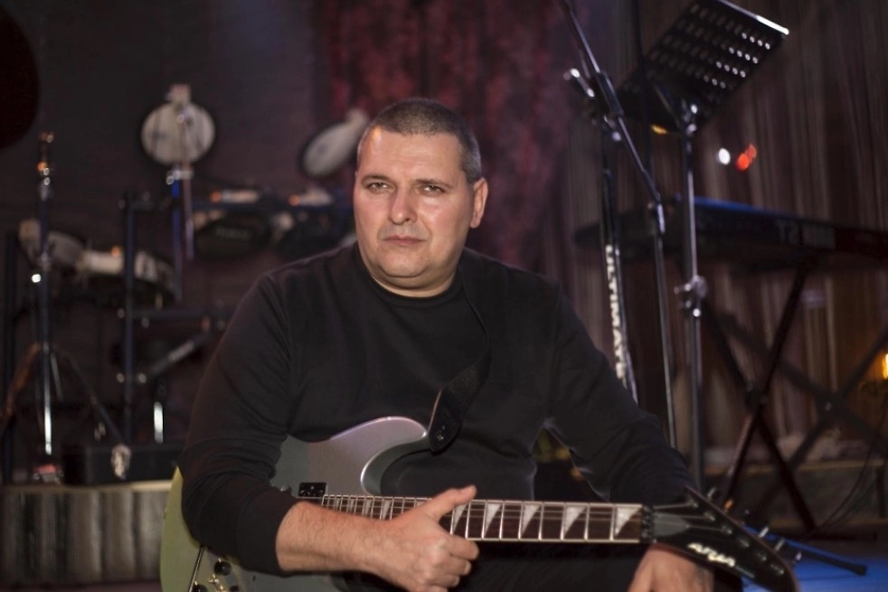 Шансонье Александр Звинцов. Родился в Год Красной Огненной Лошади 1966. Фото © Rutube / Alexander LYUTINSKIY VIDEO