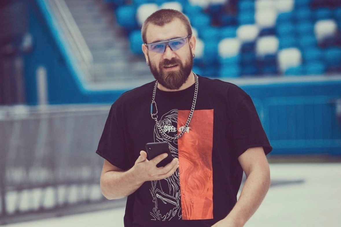 Стилист Николай Овечкин. Родился в Год Металлической Лошади 1990. Сотрудничал со звёздами. Фото © Instagram (признан экстремистской организацией и запрещён на территории Российской Федерации) / ovechkin_n