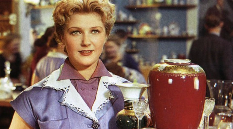 Светлана Дружинина впервые снялась в кино в 20 лет. Фото © Кадр из фильма «За витриной Универмага» режиссер Самсон Самсонов, сценарист Алексей Каплер / Kinopoisk