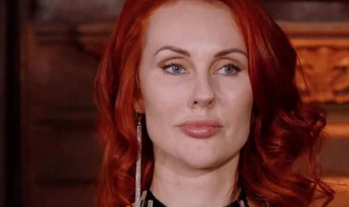 Марьяна Романова прошла в финал шоу «Экстрасенсы. Битва сильнейших». Но кто забрал «синюю руку»? Фото © Rutube / Битва сильнейших