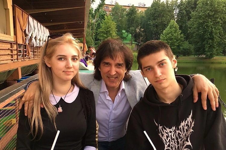Личная жизнь Кая Метова: дети певца — Анастасия и Рик. Фото © VK / Кай Метов