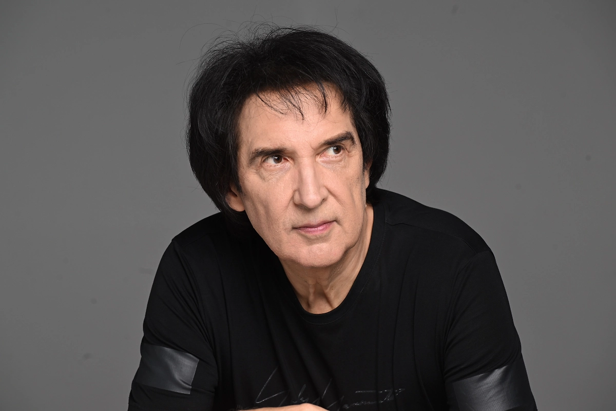 Кай Метов в 2025 году. Певец и композитор по-прежнему активно выступает и появляется на публике. Фото © VK / Кай Метов