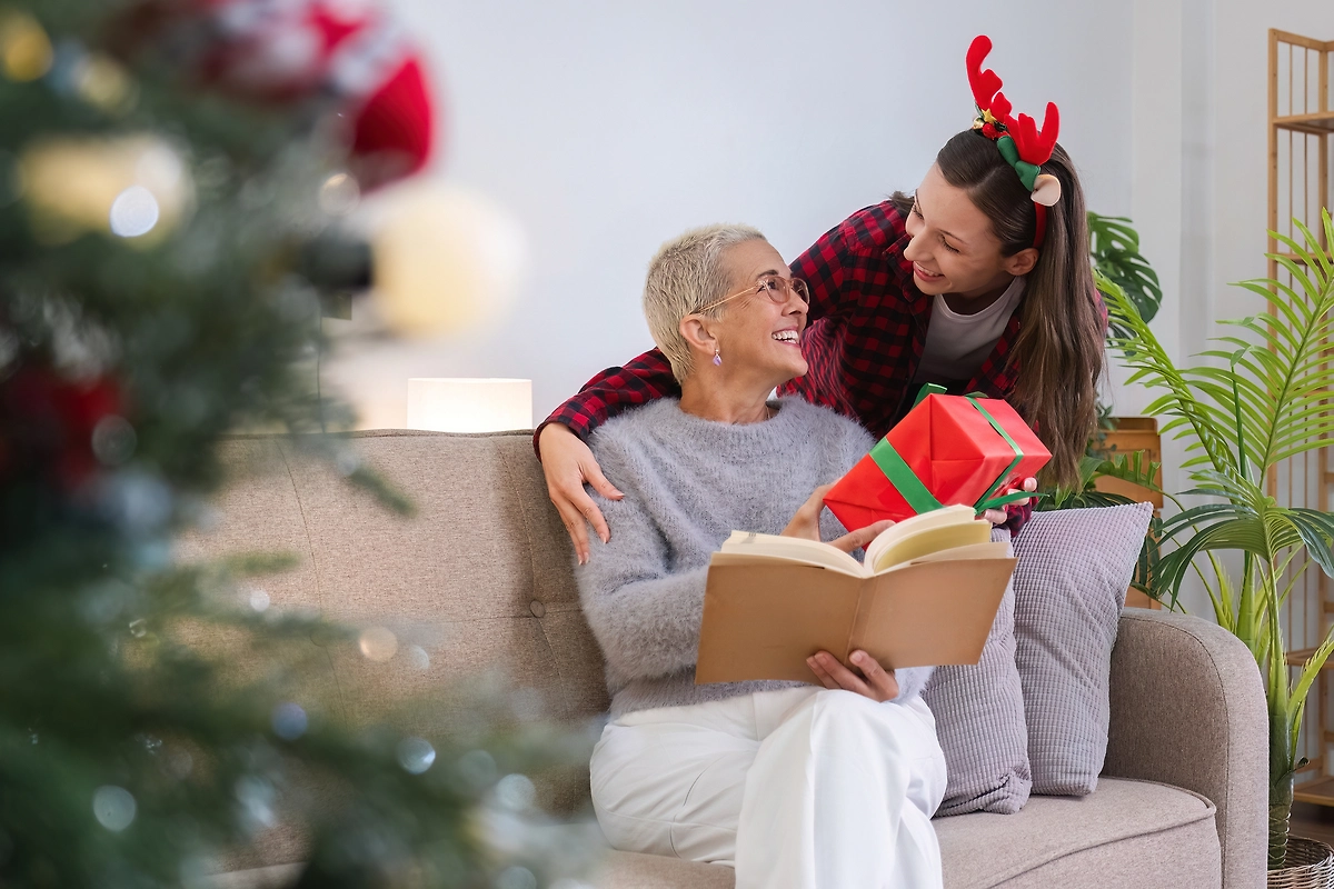 Что подарить маме на Новый, 2026 год, у которой всё есть. Фото © Shutterstock / FOTODOM / wichayada suwanachun