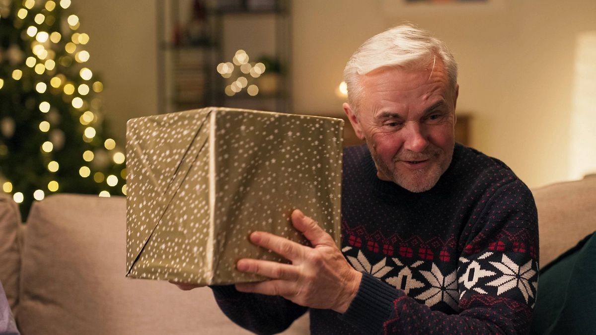 Что подарить пожилому папе на Новый год: забота и комфорт. Фото © Shutterstock / FOTODOM / Trzykropy