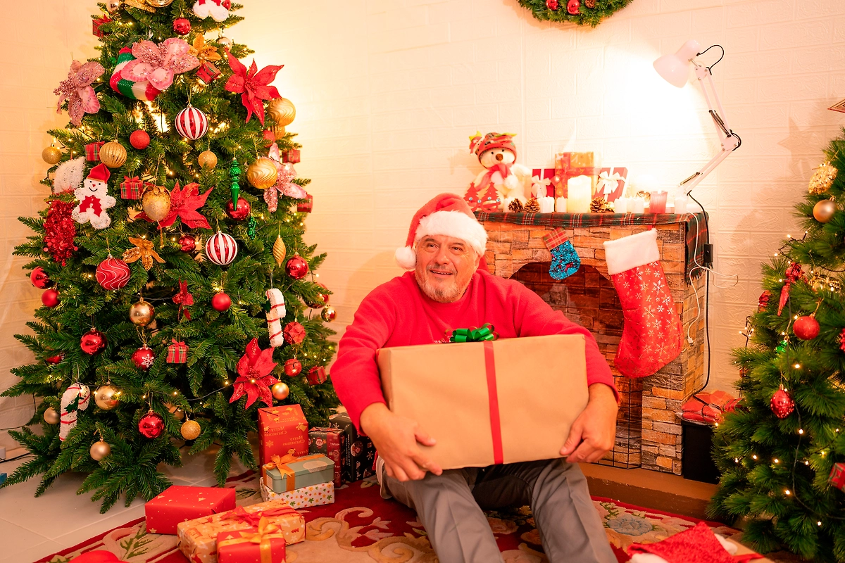 Что подарить папе на Новый год бюджетно: варианты до 1500 рублей. Фото © Shutterstock / FOTODOM / kelvn
