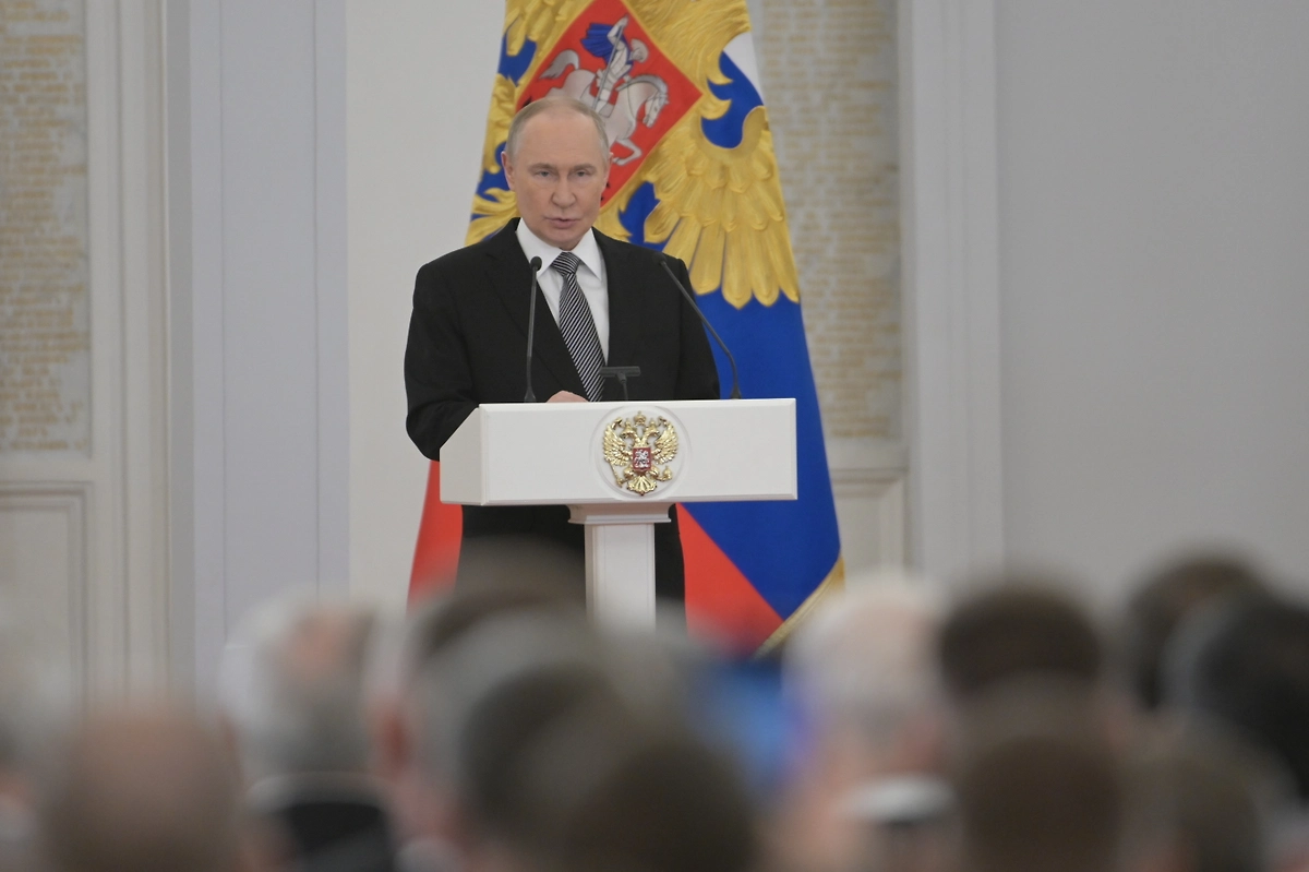 Путин вручил звёзды Героев России военным за освобождение Северска Путин вручил звёзды Героев России военным за освобождение Северска