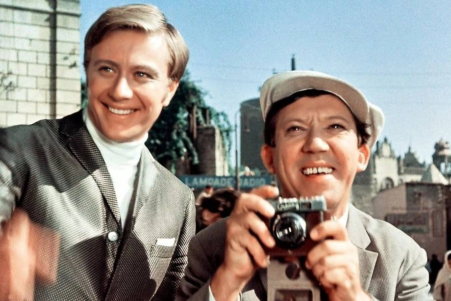 Фильмы с Юрием Никулиным: семь историй о людях которые не теряли совести. Фото © Кадр из фильма «Бриллиантовая рука», режиссер Леонид Гайдай, сценаристы Леонид Гайдай, Яков Костюковский, Морис Слободской / Kinopoisk