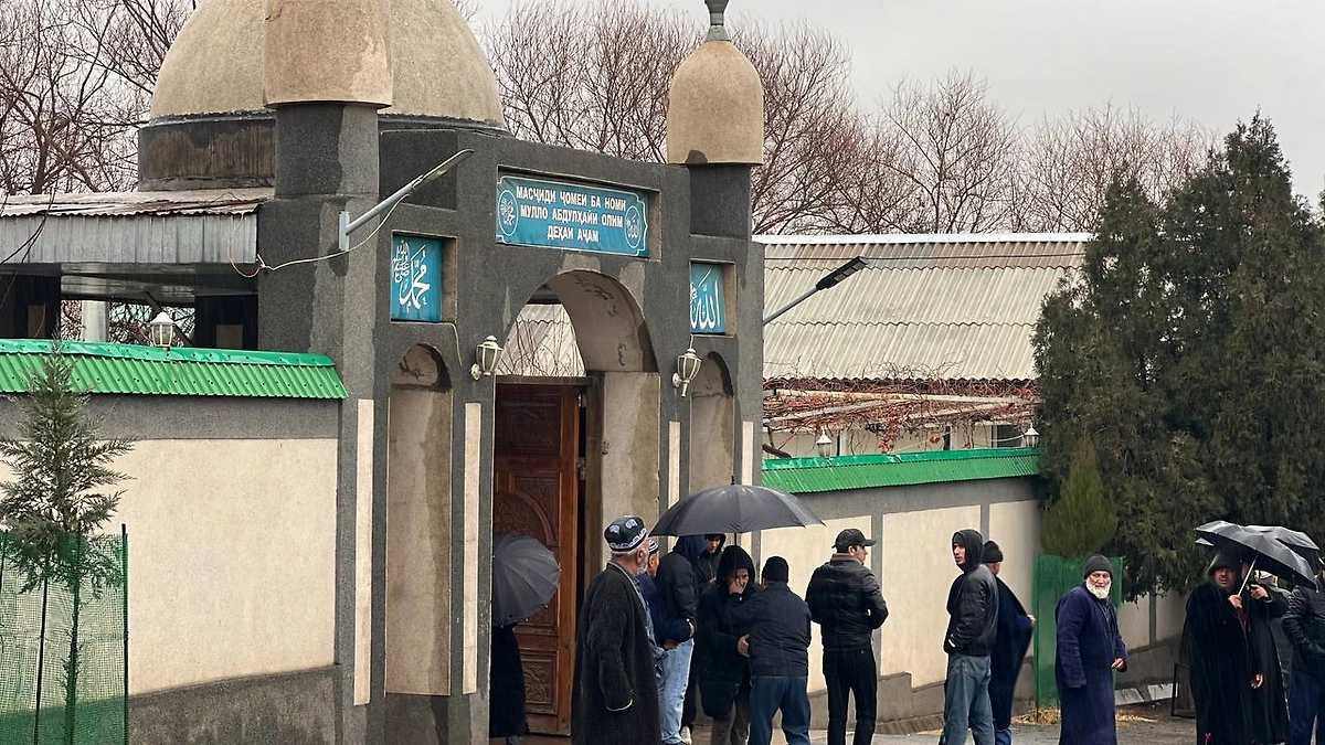 Похоронили ребёнка, погибшего в школе в Одинцово. Обложка © Азия-Плюс