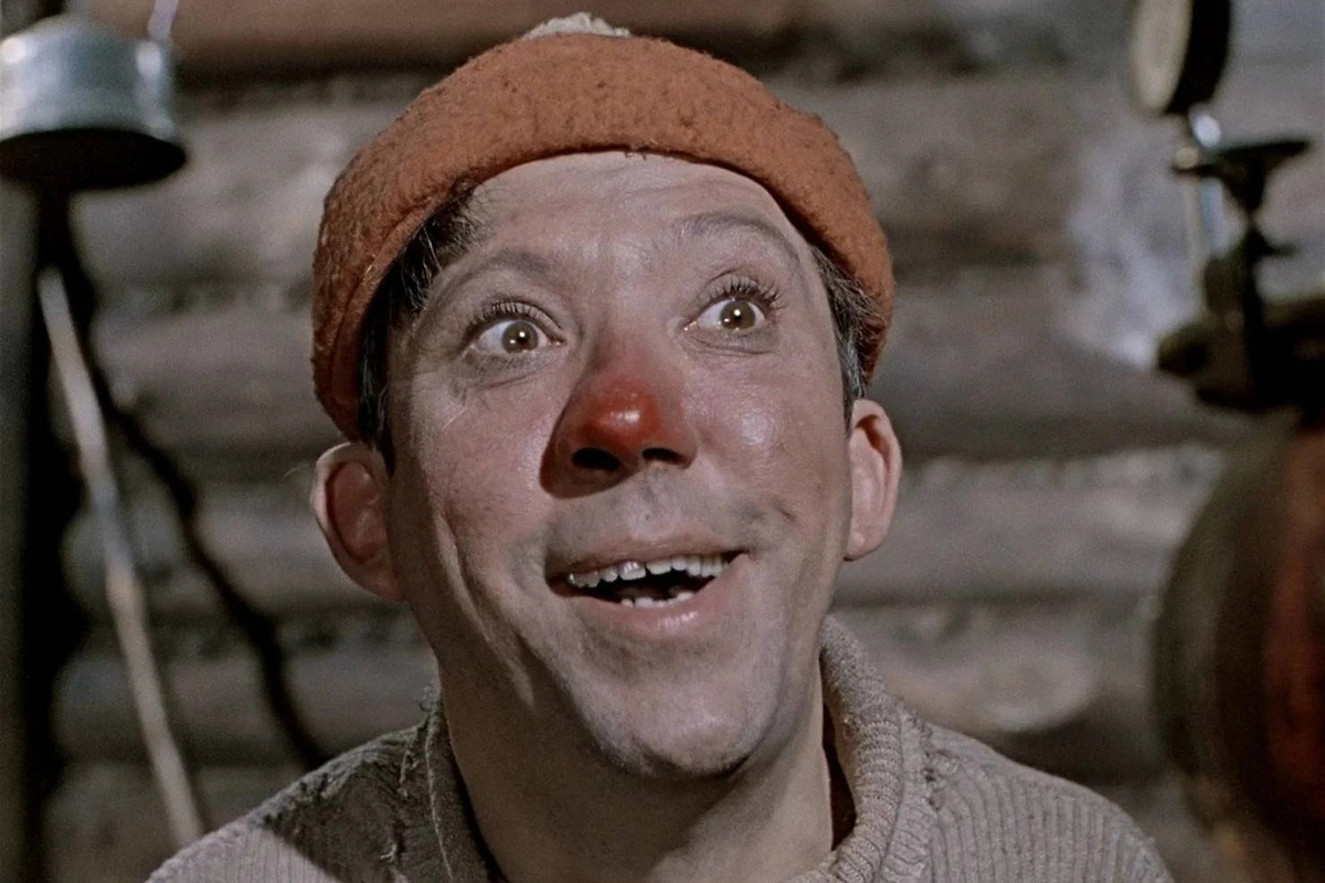 Юрий Никулин в роли Балбеса в фильме «Самогонщики» (1961). Фото © Кадр из фильма «Самогонщики», режиссер Леонид Гайдай, сценаристы Константин Бровин, Леонид Гайдай / Kinopoisk