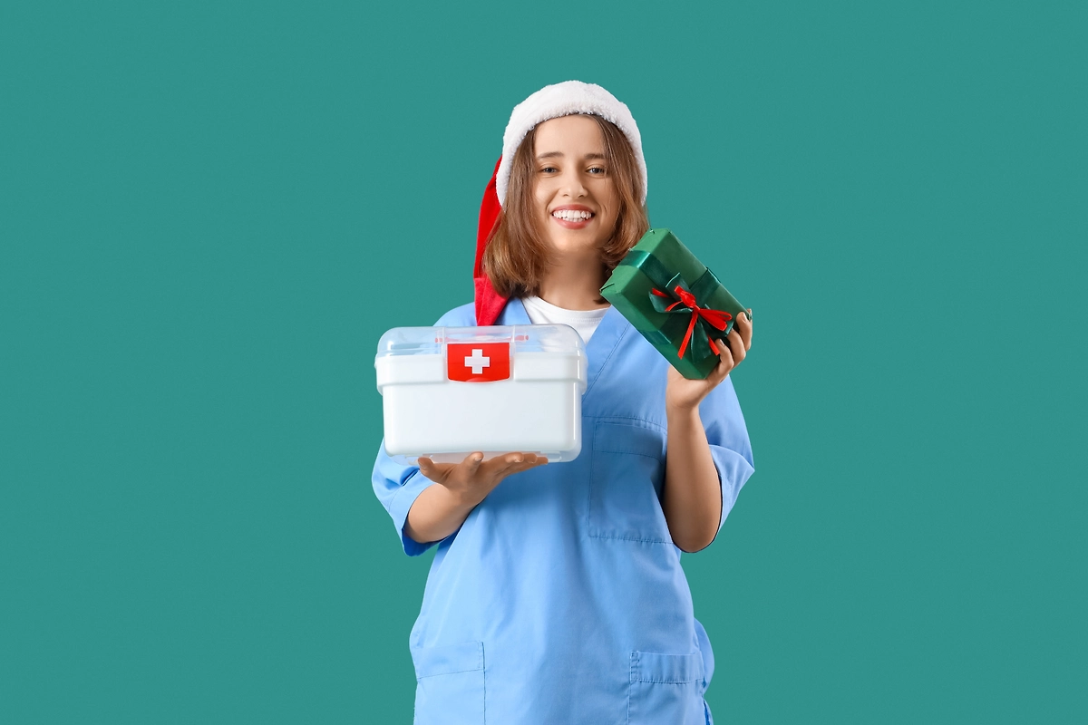 Новый 2026 год будет испорчен, если вас вдруг посетит внезапный приступ боли. Вот что нужно положить в аптечку. Фото © Shutterstock / FOTODOM / Pixel-Shot