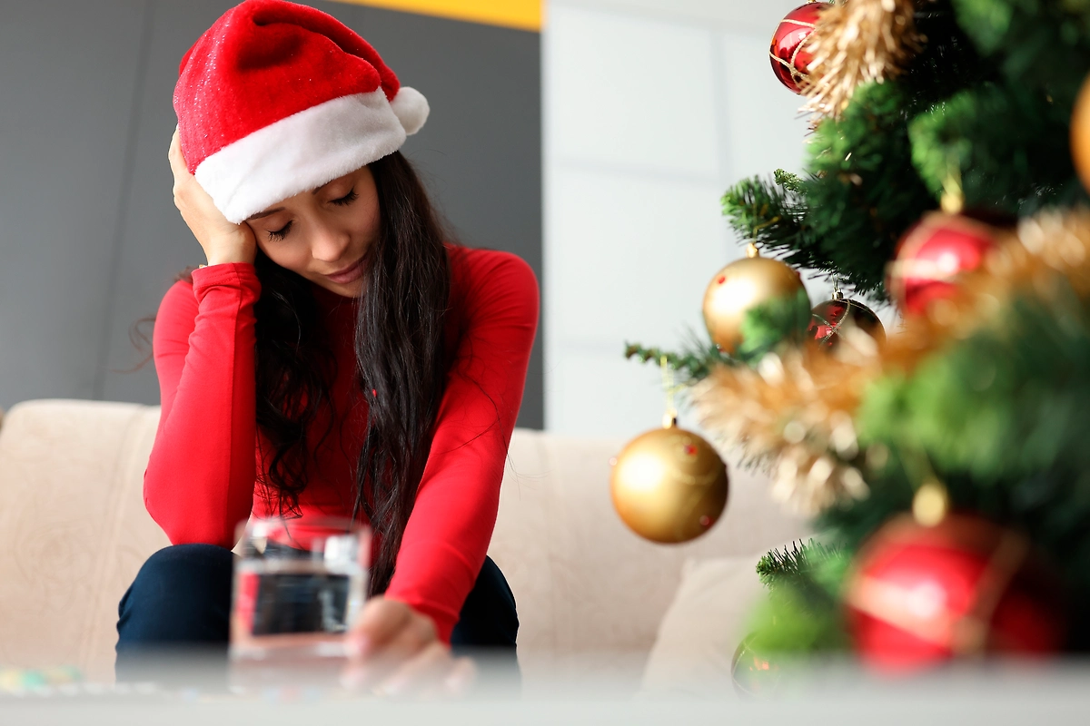 Новый год часто сопровождается выпивкой. Как и чем лечить новогоднее похмелье 2026? Фото © Shutterstock / FOTODOM / H_Ko