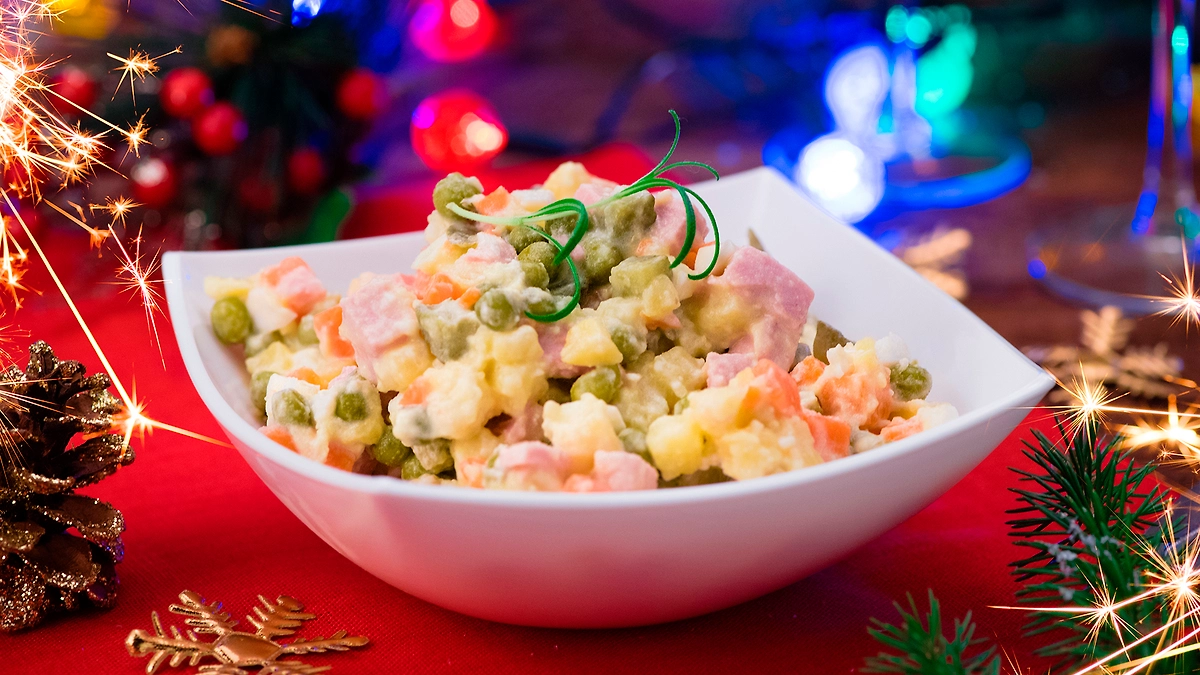 На Новый год мы чтим традицию приготовления и поедания салатов. Но как не отравиться? Ведь салат «живёт» недолго. Обложка © Shutterstock / FOTODOM / Tatyana Sidyukova