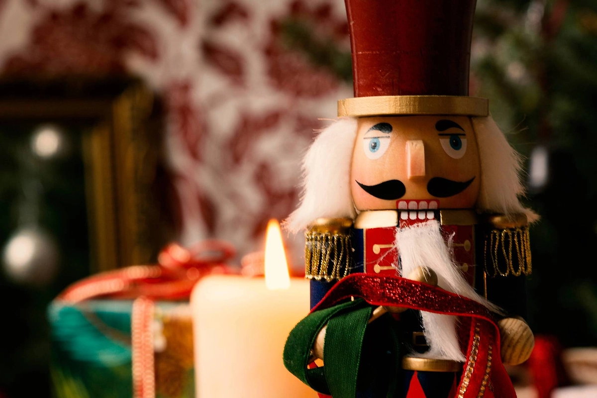 Новогодний стол в стиле балета и Щелкунчика: как оформить. Фото © Shutterstock / FOTODOM / JWOLF