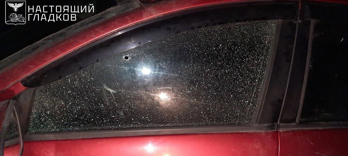 Повреждения автомобилей от обломков сбитого беспилотника над Белгородом. Фото © Telegram / Настоящий Гладков 