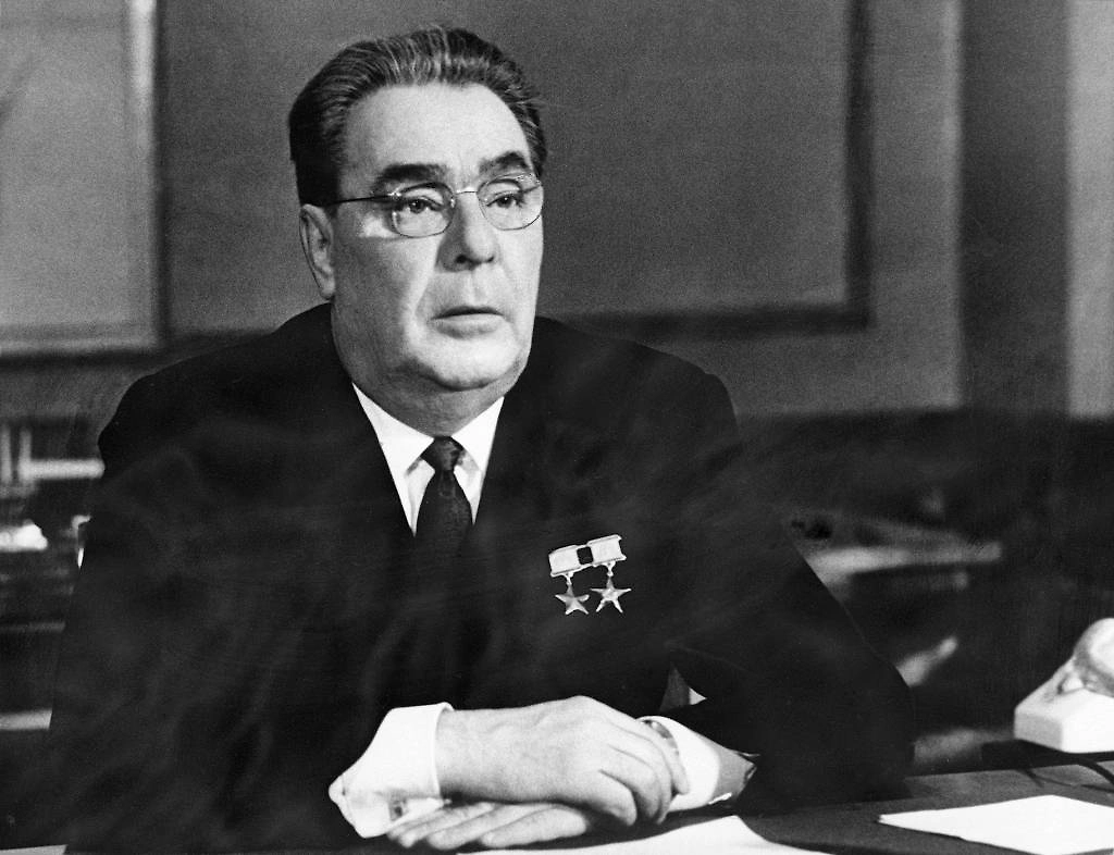 Леонид Брежнев и первое телевизионное новогоднее обращение в 1970 году. Фото © ТАСС / Владимир Савостьянов