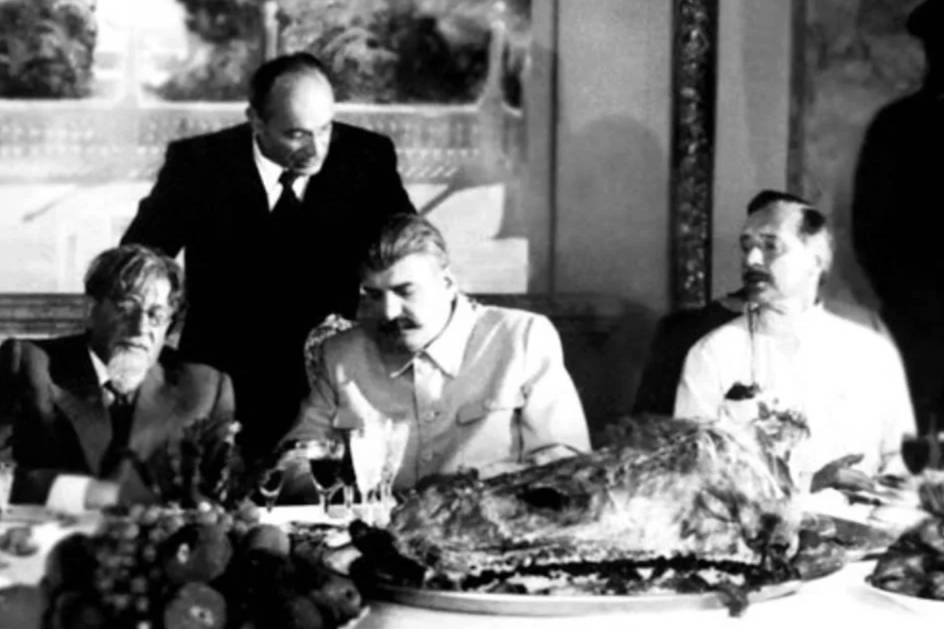 Уже в 1930-х годах Иосиф Сталин отмечал свой день рождения 21 декабря и почувствовал вкус больших застолий. Фото © YouTube / Олег Душин