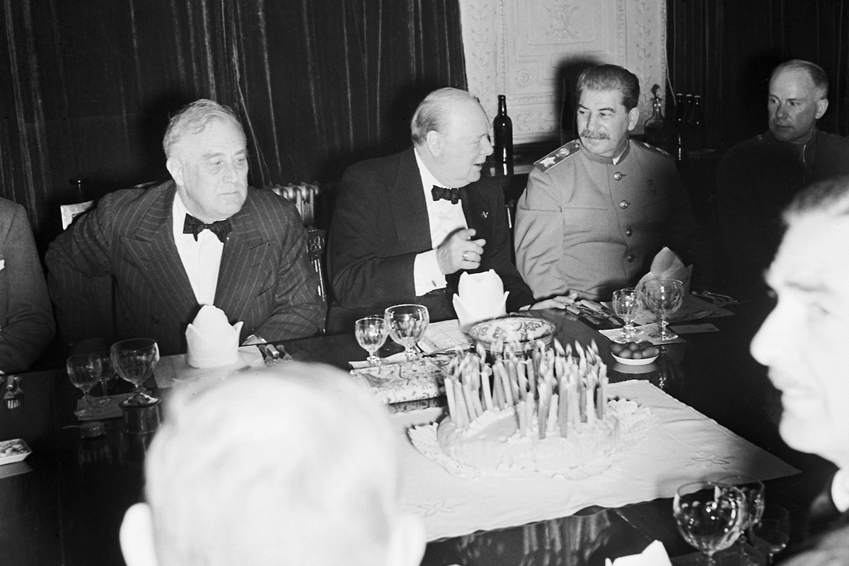 Иосиф Сталин не только праздновал день рождения 21 декабря, но и устраивал дипломатические ужины. Фото © Getty Images / IWM