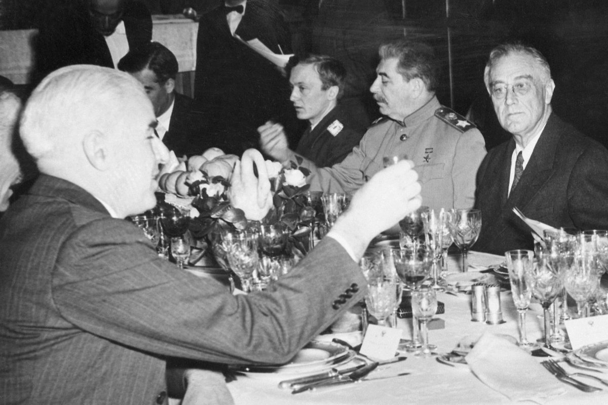 Распишем, как выглядели застолья Сталина во времена Великой Отечественной и после. Фото © Getty Images / Bettmann