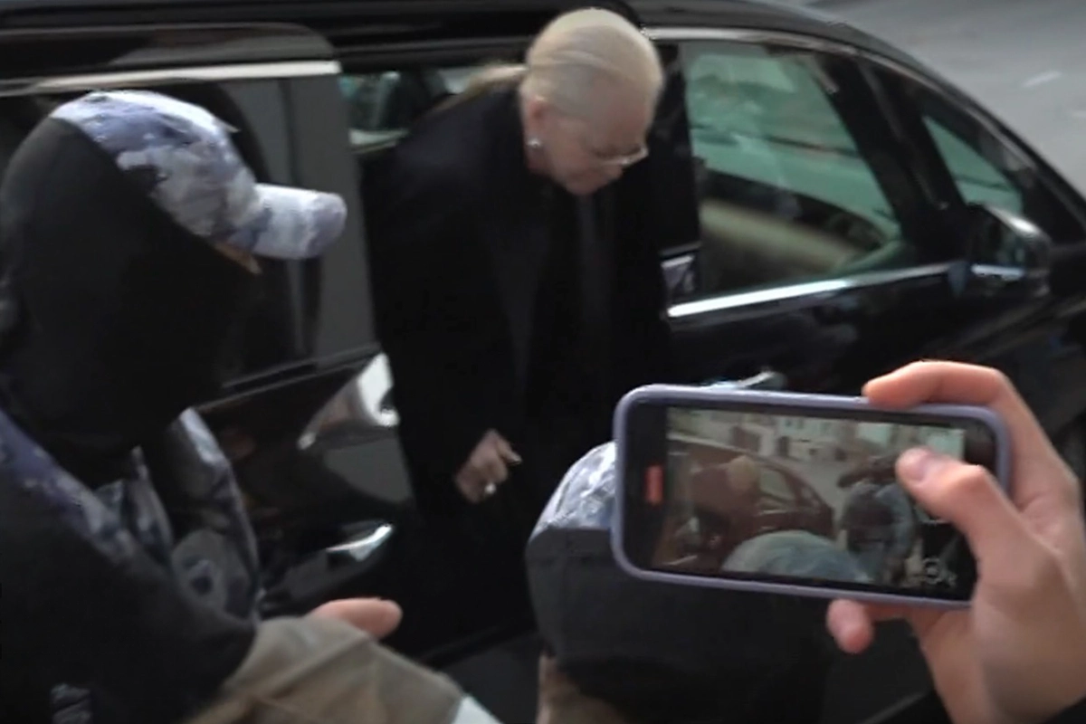 Лариса Долина приехала на недавнее судебное заседание на своём минивэне. Фото © smotrim.ru