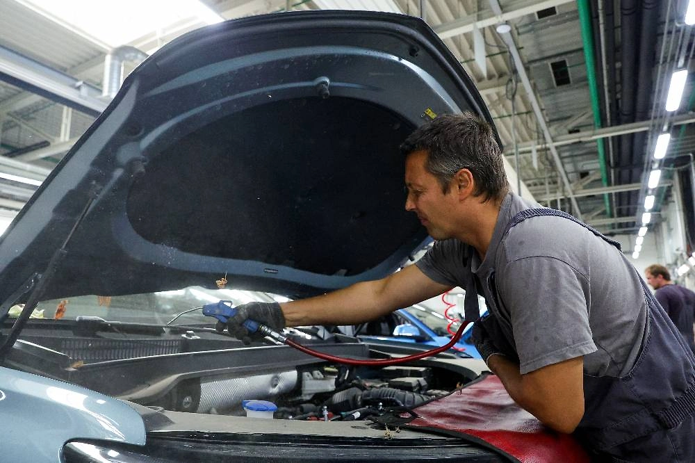 Если незамерзайка для авто превратилась в кусок ледяного стекломоя, лучше всего довериться профессионалам. Фото © ТАСС / Наталья Шатохина / NEWS.ru