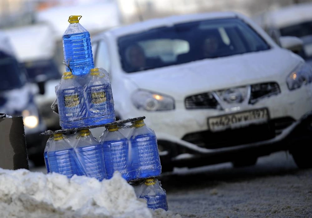 Незамерзайку для авто надо подбирать исходя из погоды и марки автомобиля. Фото © ТАСС / Бобылев Сергей