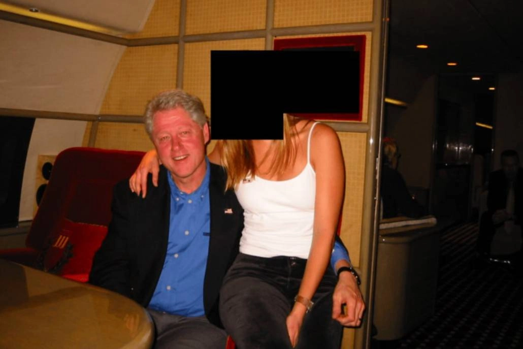 Экс-президент Клинтон с девушками по делу Эпштейна. Фото © justice.gov