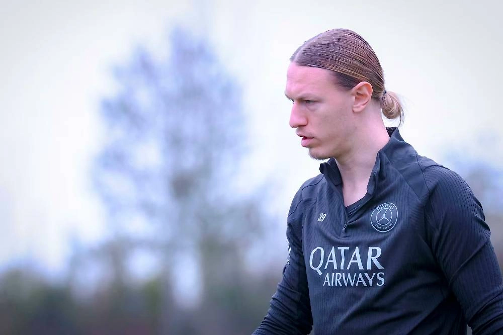 Матвей Сафонов. Обложка © psg.fr