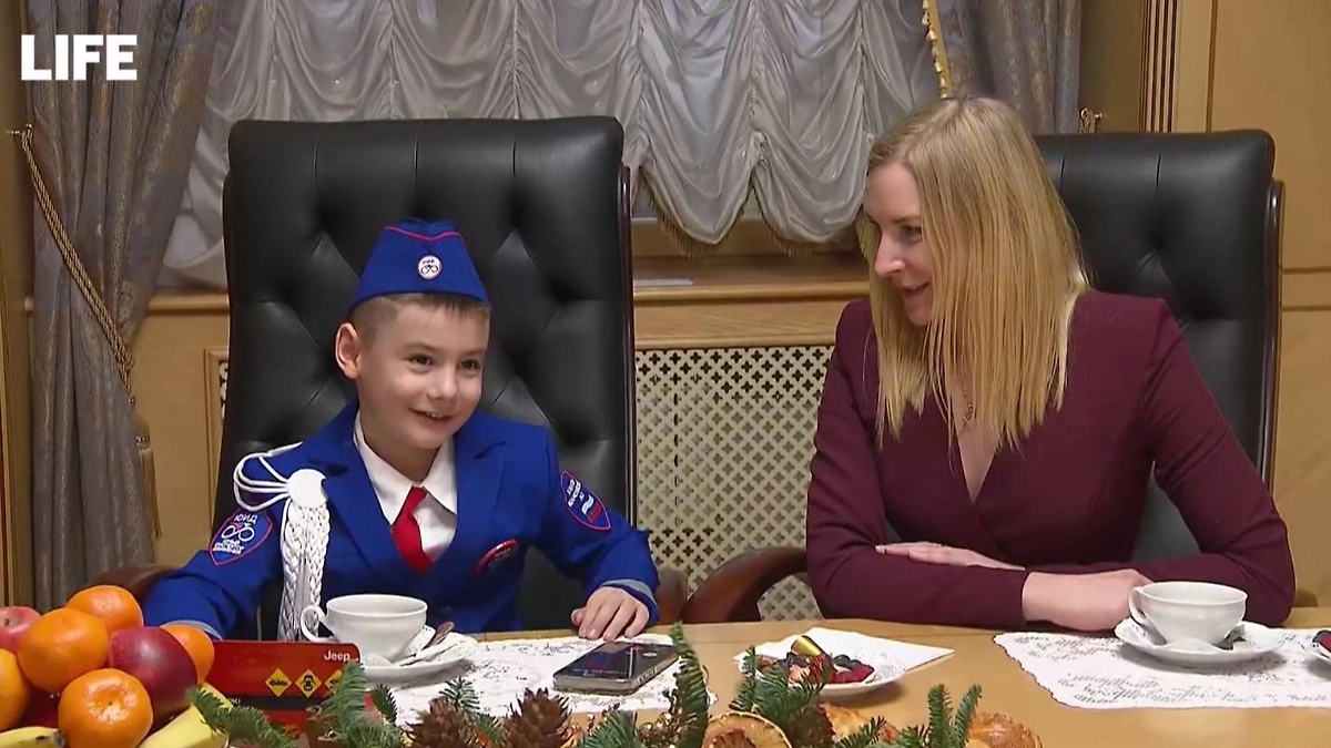 Пятилетний Тимур прислал Путину новогоднюю поделку после исполнения мечты. Обложка © Life.ru