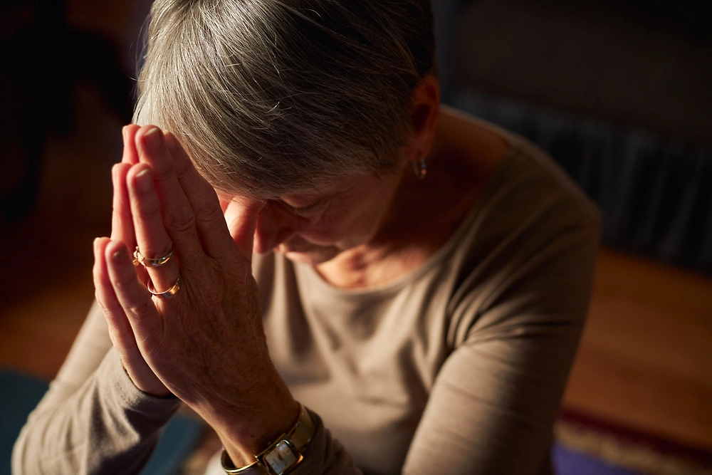 Можно ли молиться дома и какие у этого плюсы. А минусы какие? Когда нужно к священнику в храм? Фото © Shutterstock&nbsp;/ FOTODOM / Southworks