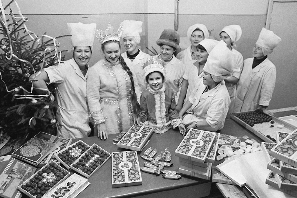 Праздник в цехах: как выглядели корпоративы в СССР. Фото © ТАСС / Владимир Мигович, Г. Ячменёв