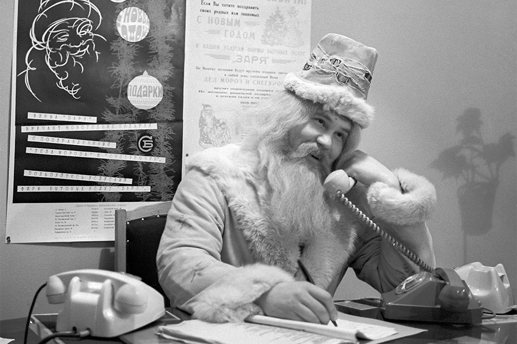 Как праздновали Новый год на работе в Советском Союзе. Фото © ТАСС / Виктор Великжанин, Ю. Каменец