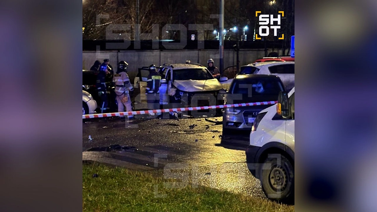 На месте взрыва авто в Москве работают специалисты экстренны служб. Фото © Telegram / SHOT