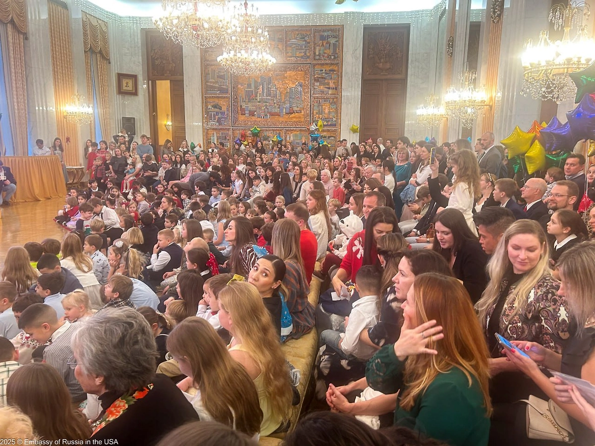 В посольстве России в США устроили детский новогодний праздник. Фото © Telegram / Embassy of Russia in the USA / Посольство России в США