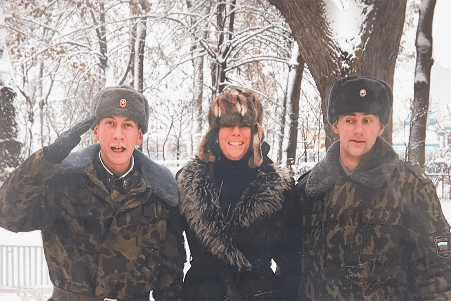 Гислейн Максвелл позирует с парнями в российской военной форме. Фото © U.S. Justice Department