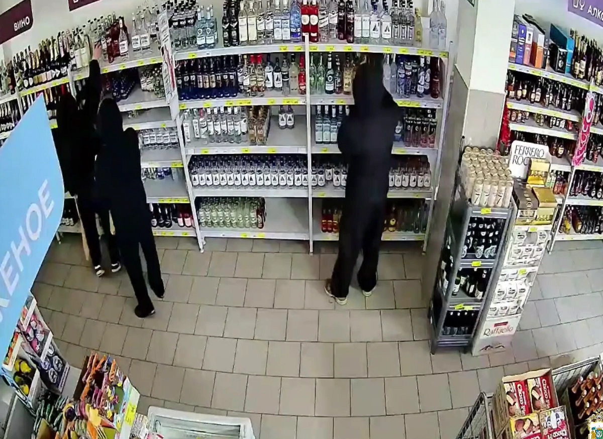 В Нефтеюганске подростки ограбили магазин на 79 тысяч рублей. Обложка © Telegram / Полиция Югры