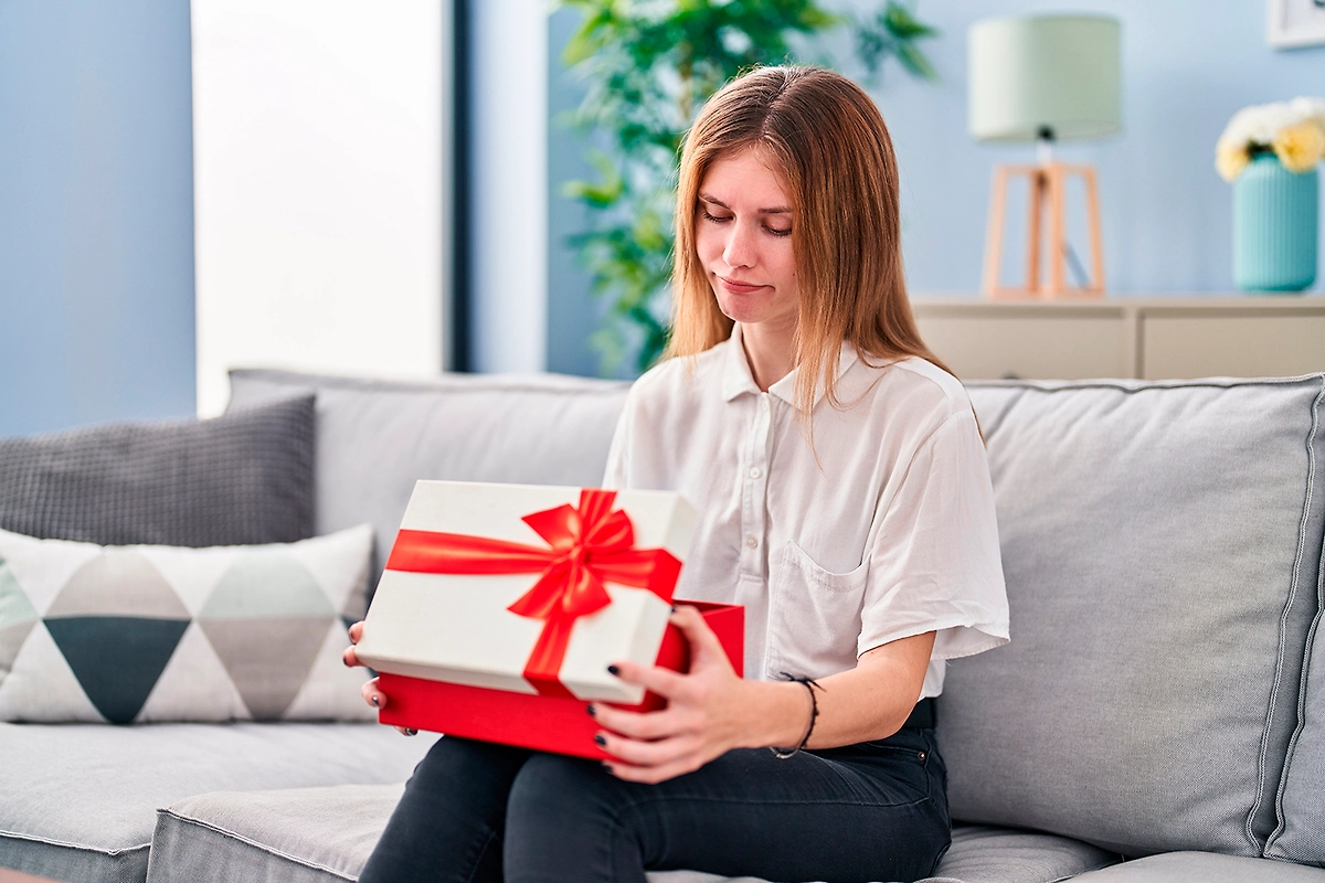Что нельзя дарить любимой подруге на Новый год 2026. Фото © Shutterstock / FOTODOM / https://Krakenimages.com