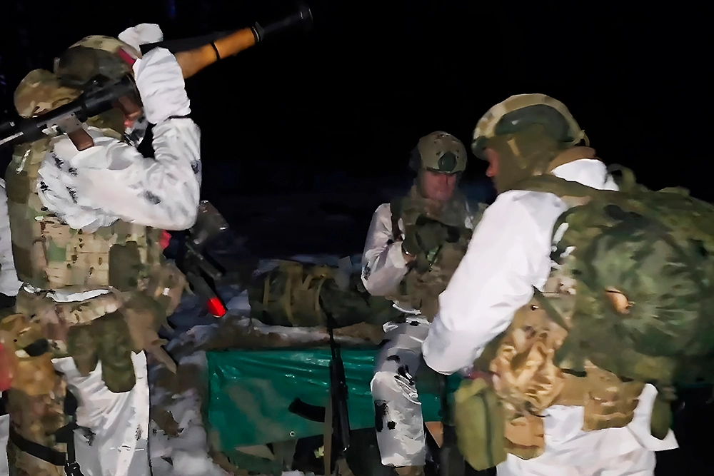 Сумская область. Военнослужащий 83-й гвардейской десантно-штурмовой бригады Северной группировки войск. Минобороны РФ заявило об освобождении населённого пункта Журавка в Сумской области. Фото © ТАСС / Пресс-служба Минобороны РФ