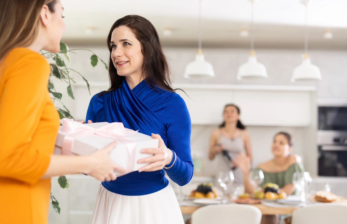 Что подарить на Новый год подруге недорого: бюджетные варианты до 1500 рублей. Фото © Shutterstock / FOTODOM / BearFotos