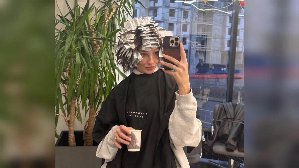 Настя Ивлеева вновь стала блондинкой, сменив имидж. Фото © Telegram / ивлеева.com в горле