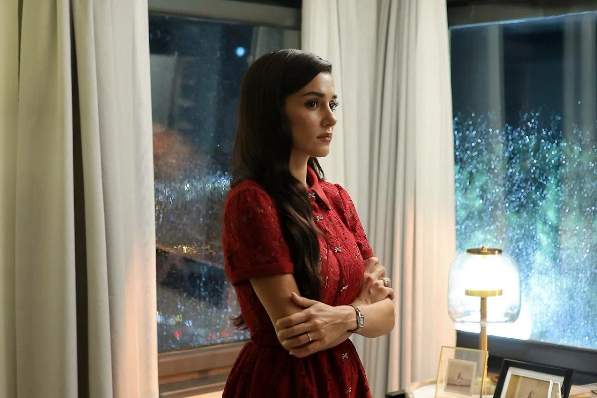 Где смотреть лучшие турецкие сериалы 2025 года онлайн. Фото © Кадр из сериала «Любовь и слёзы», режиссёры Энгин Эрден, Nese Kelsoy, сценаристы Эзель Былдырджын, Диляра Памук, Доаджан Перкюн Гюнеш и др. / Kinopoisk