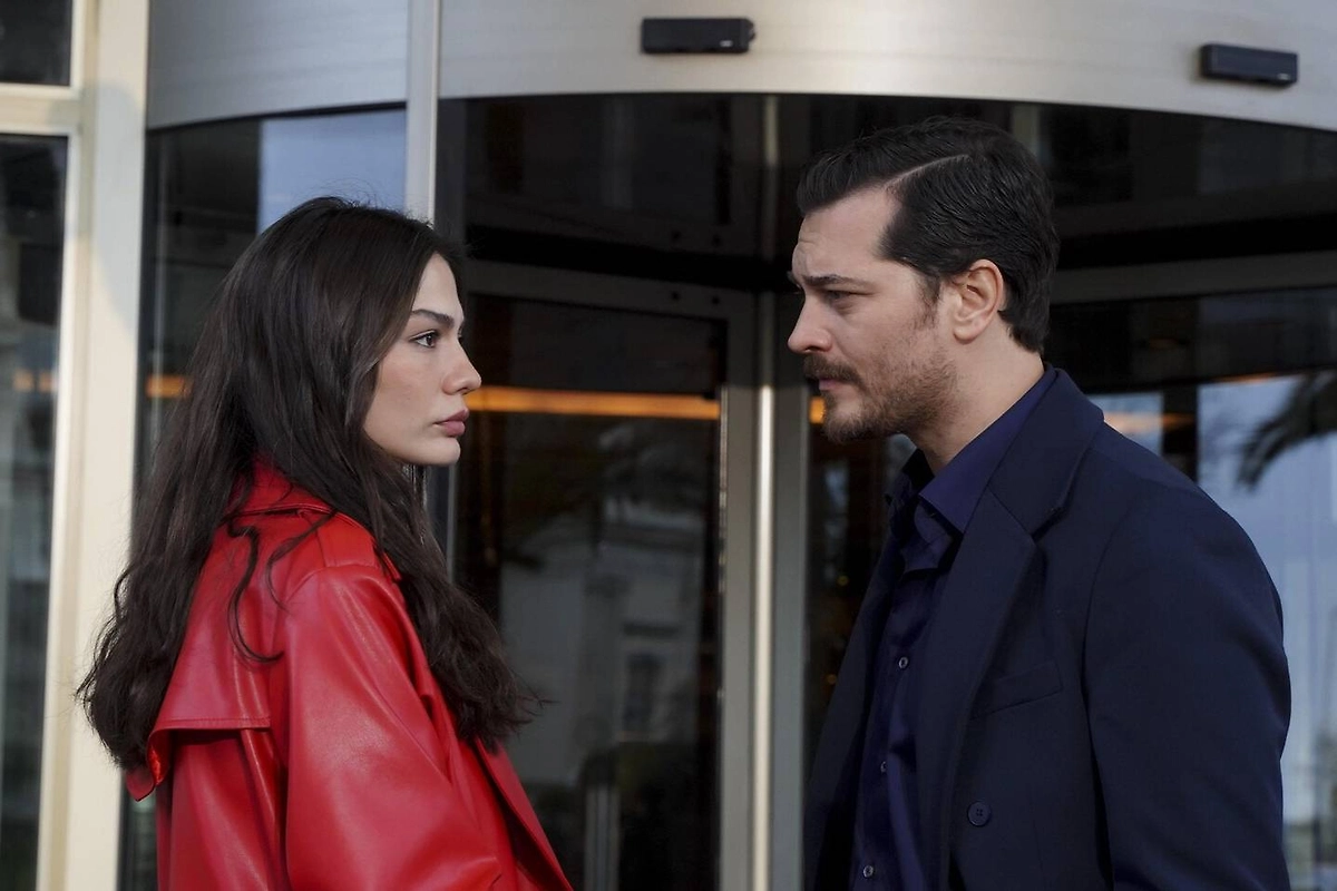 Халит Эргенч и Керем Бюрсин в новых турецких сериалах 2025 года. Демет Оздемир и Чагатай Улусой. Фото © Кадр из сериала «Мечта Эшрефа», режиссёр Улуч Байрактар, сценаристы Этхем Озышик, Lokman Maral / Kino-teatr