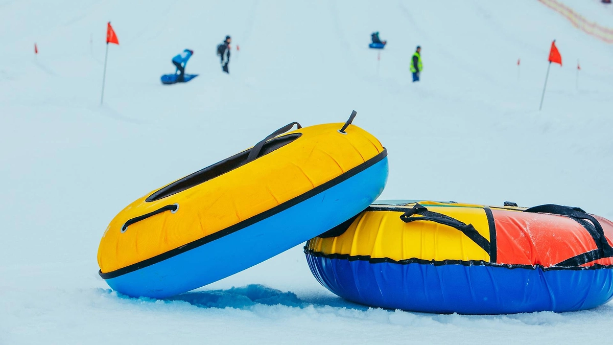 Как кататься на тюбинге взрослым и детям. Фото © Shutterstock / FOTODOM / Vera Petrunina